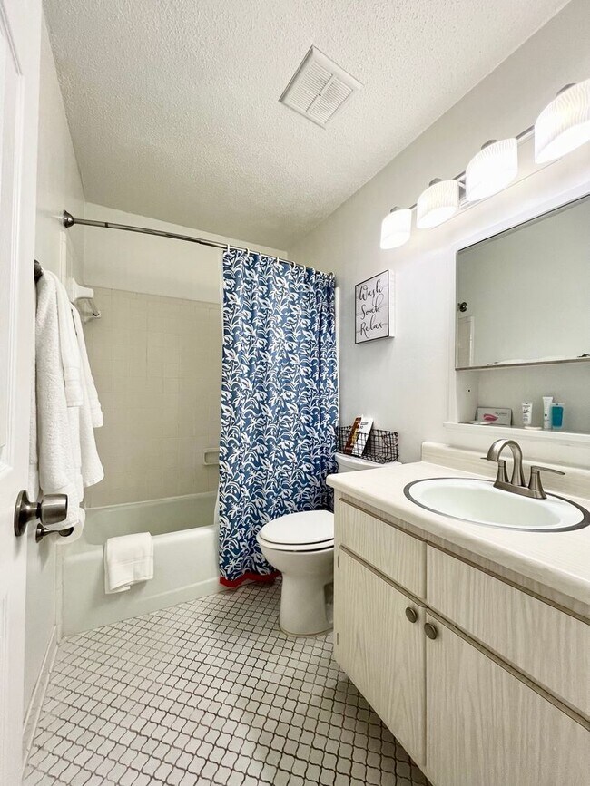 Building Photo - Beautiful 4/2 in Lakewood Estates