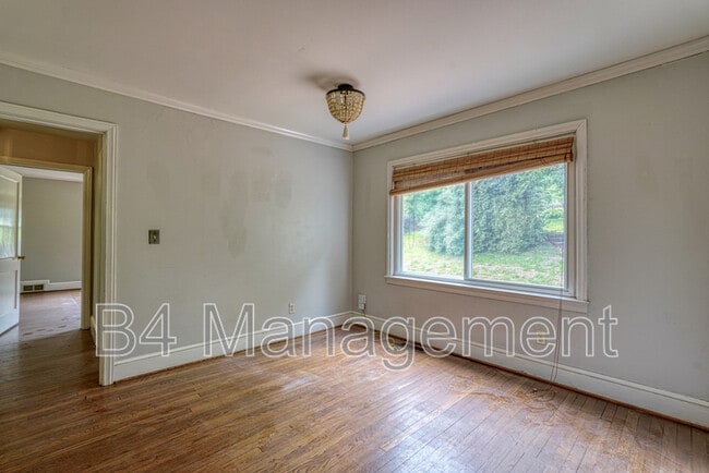 Building Photo - 925 Brentwood Dr