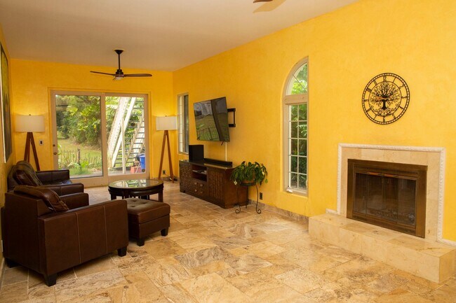 Building Photo - Spacious 4-Bedroom Retreat in Haiku with S...