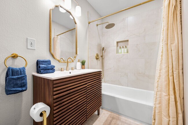 Building Photo - Lakefront Luxury Retreat, 5 Beds, 3 Baths, Quiet Gated Community.