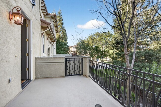 Building Photo - Beautiful Upgraded Townhome: 1,676 sqft, 2-Car Garage + Iron Horse Trail Access