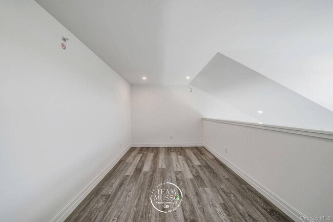 Building Photo - 725 Eastview Dr