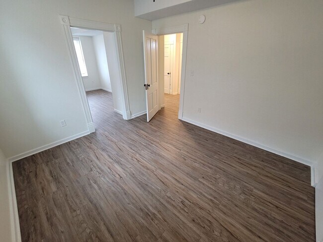 Building Photo - 510 W 5th St