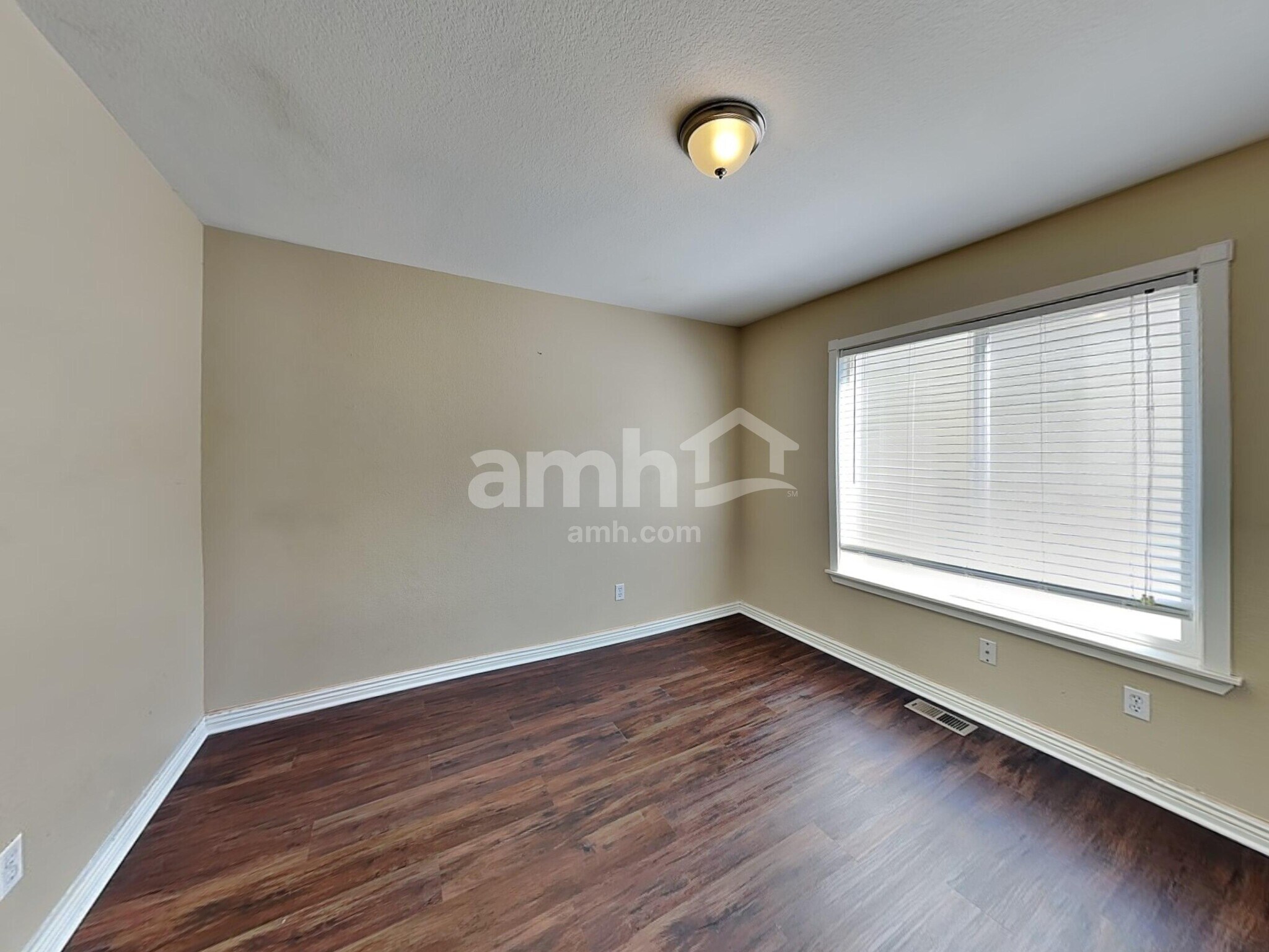 Building Photo - 4744 N Perth St