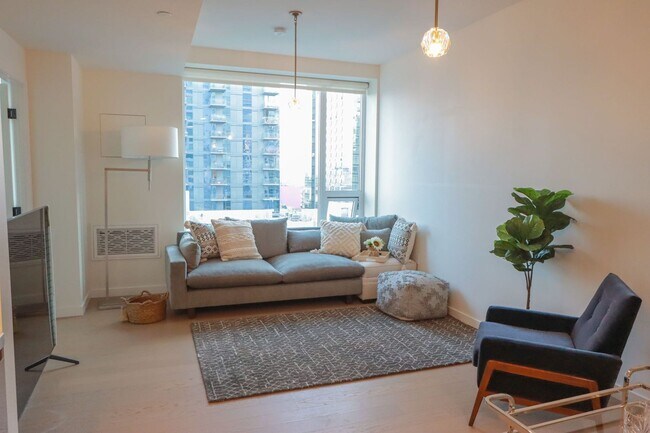 Building Photo - Luxurious Jewel high-rise condo unit; FULL...