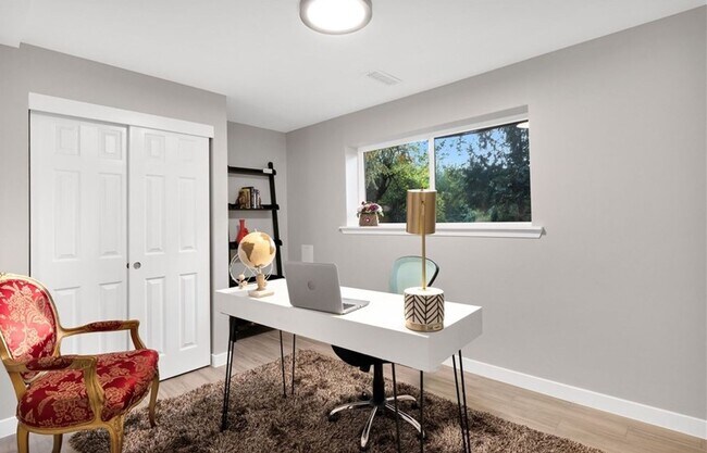 Building Photo - 4 Bed and 2 Bath Beautiful Bellevue Single...