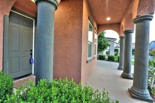 Building Photo - Beautiful 4 Bed 3 full bath Natomas Home!!