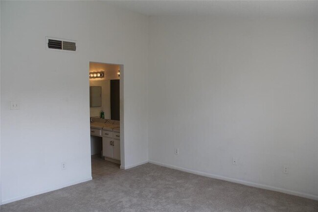 Building Photo - 11201 Lynbrook Dr