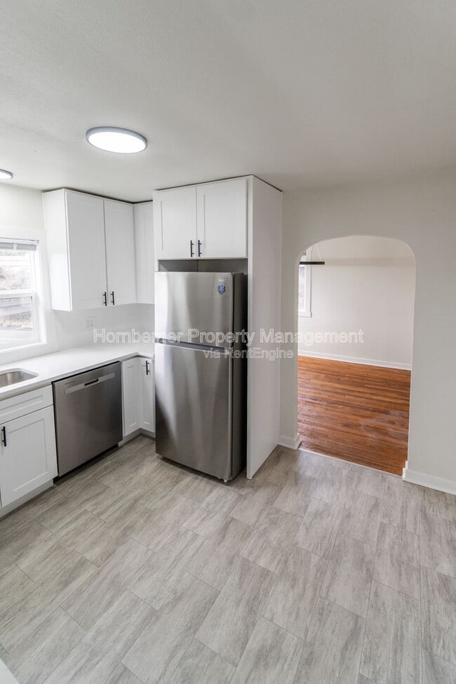 Building Photo - 1909 S Garden Springs Rd