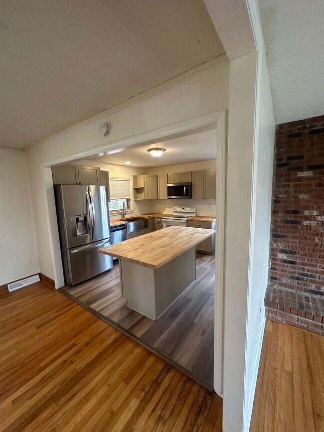 Building Photo - 6512 Springfield Dr