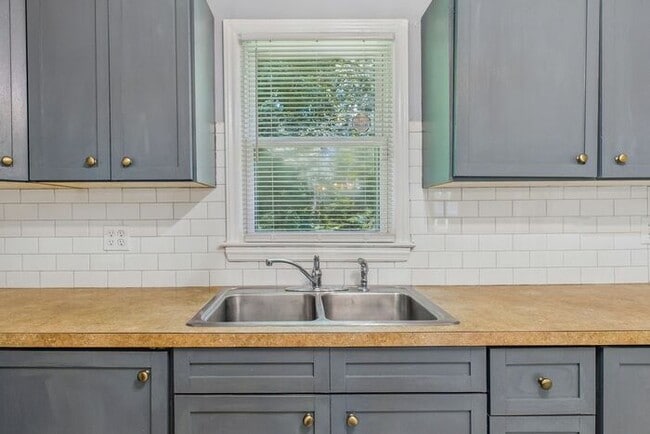 Building Photo - Charming Ranch Home with Bonus Studio & Ou...