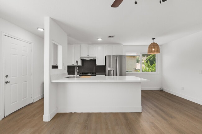 Building Photo - 72629 Edgehill Dr