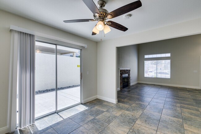 Building Photo - Modern 2 Bed, 2.5 Bath Henderson Townhome