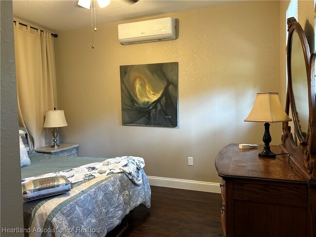 Building Photo - 2650 Lakeview Dr