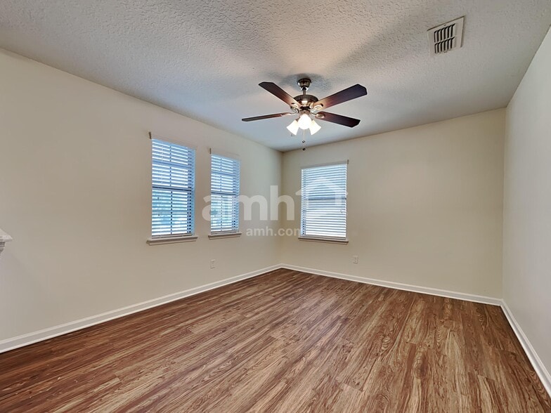 Building Photo - 235 Buck Run Way