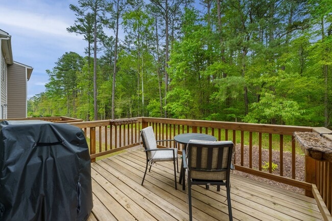 Building Photo - 3be/2.5ba 3-Level Townhouse Key Location Between Durham and Chapel Hill