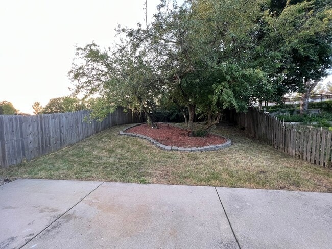 Building Photo - 725 Clearwood Ct