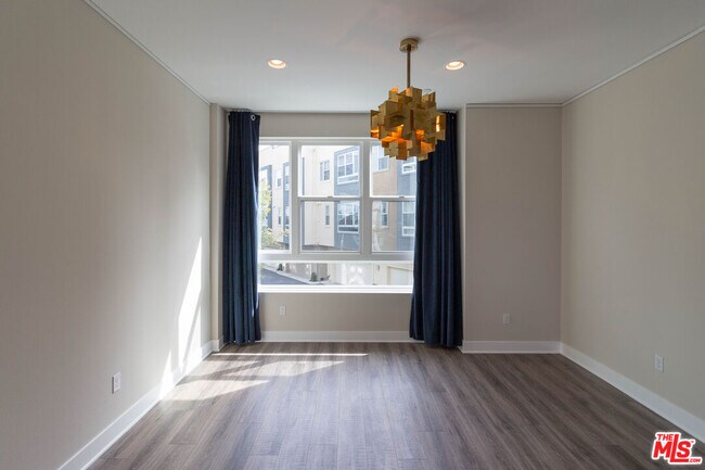 Building Photo - 2753 Waverly Dr