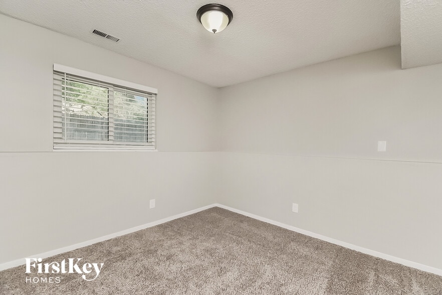 Building Photo - 2273 Farnsworth Dr