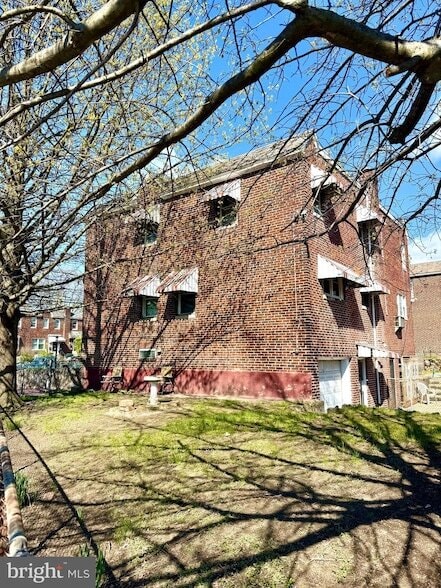 Building Photo - 324 S 27th St