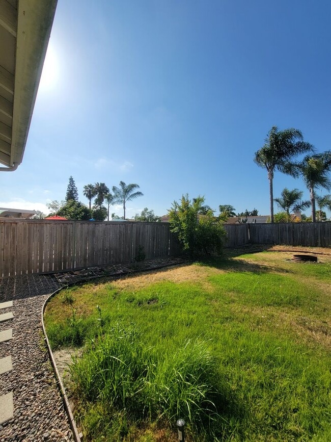 Building Photo - Beautiful 3 Bedroom, 2.5 Bathroom Home wit...
