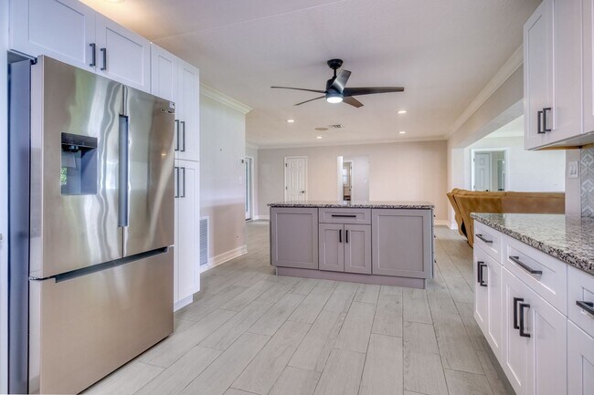 Building Photo - Treasure Island Three Bedroom, Two Bath Furnished Single Family Home on the water.