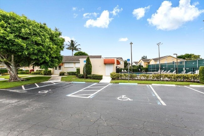 Building Photo - 700 Waterside Dr