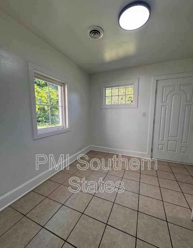 Building Photo - 304 N Leach St