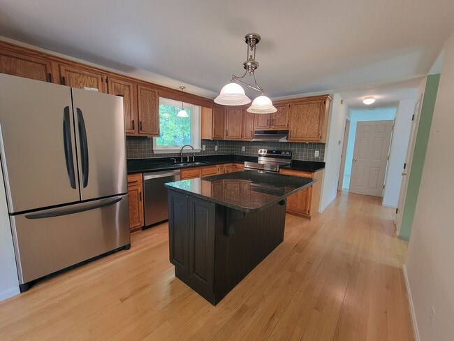 Building Photo - Beautiful Single-Family Home Litchfield NH for Rent