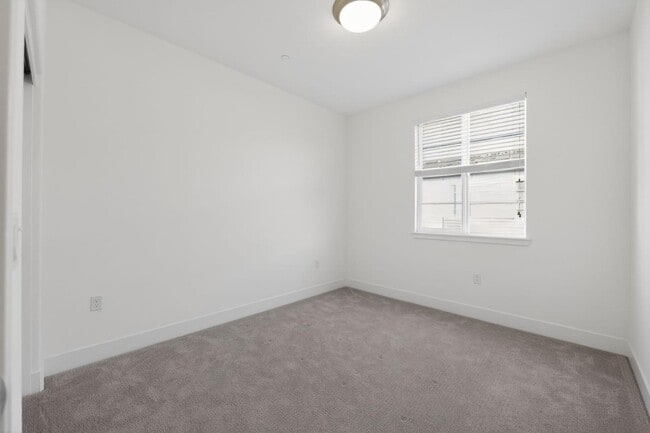 Building Photo - 392 Line St