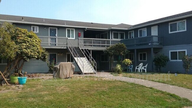 Building Photo - 1950 33 Avenue