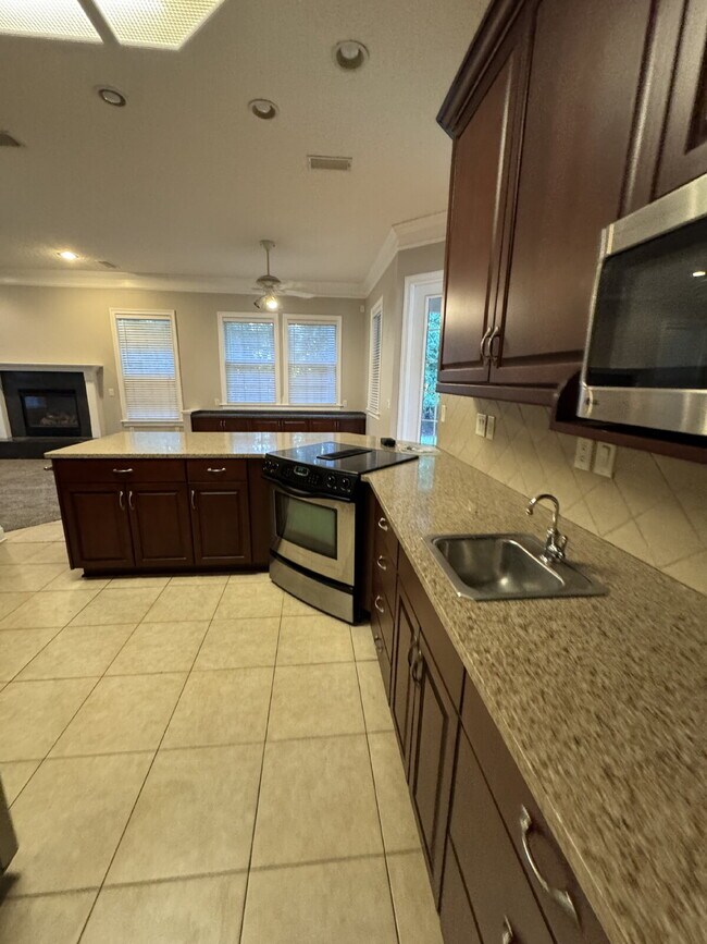 Building Photo - 4 bedroom 4 bath in gated community in Ora...