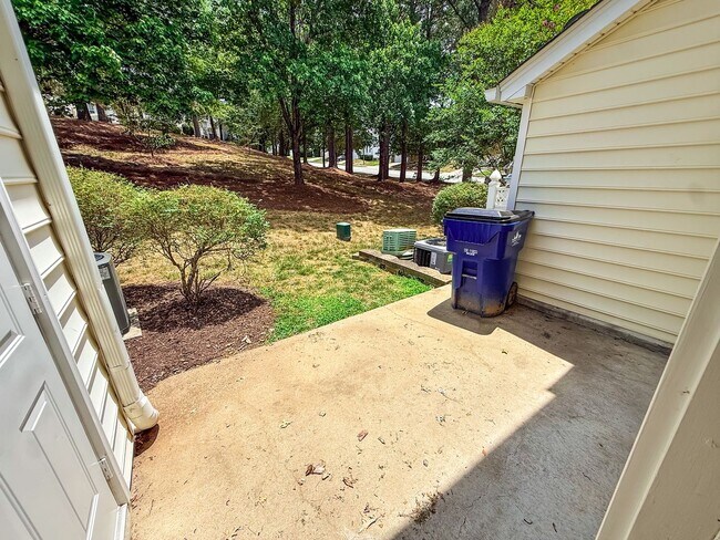 Building Photo - Spacious 2 bedroom 2.5 bath townhome