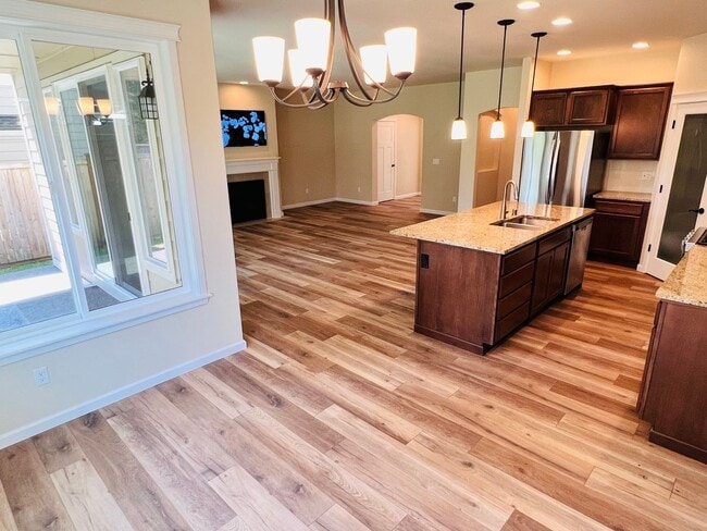 Building Photo - Stunning 5 bedroom W/Bed & Full Bath on Main Floor