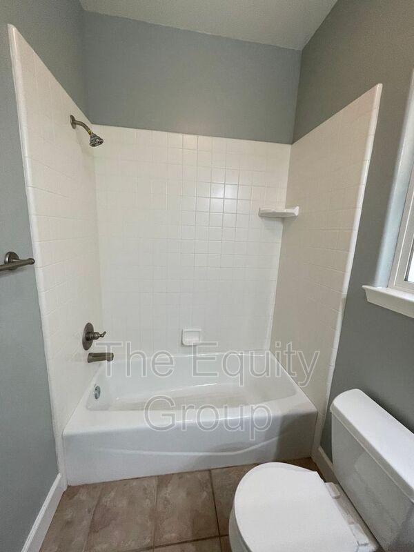 Building Photo - 608 W Evergreen Ct
