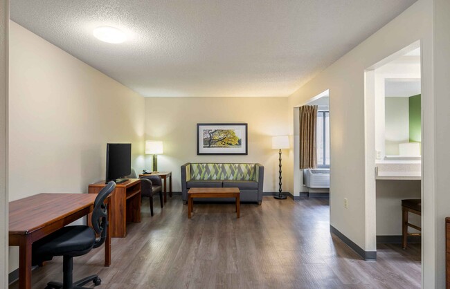 Building Photo - Furnished Studio-Omaha - West