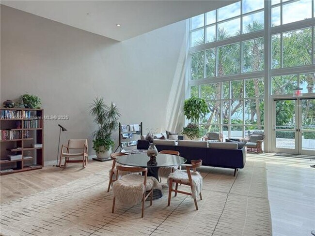 Building Photo - 2020 N Bayshore Dr