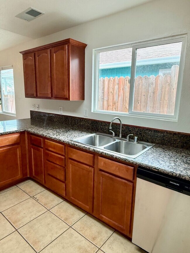 Building Photo - Beautiful 3 bedroom 2 bath house!