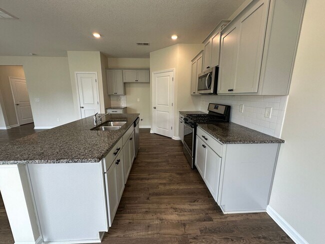 Building Photo - Modern Comfort Meets Country Serenity in Sevierville