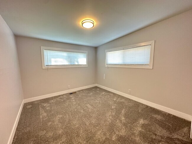 Building Photo - Beautiful 6 bedroom 2 bathroom home is a m...