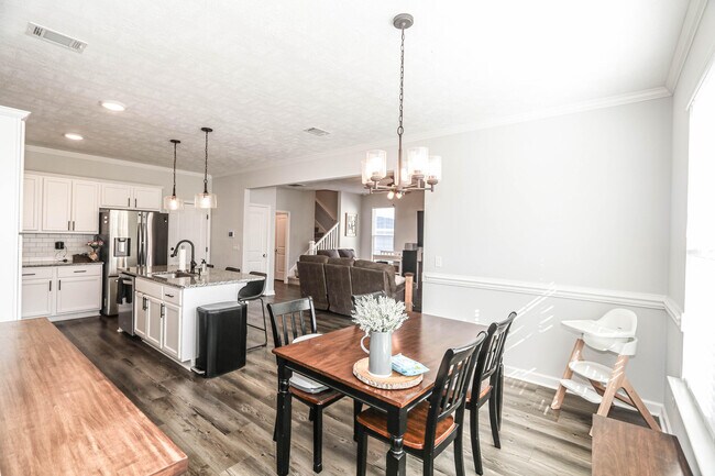 Building Photo - 550 Jensen Ln