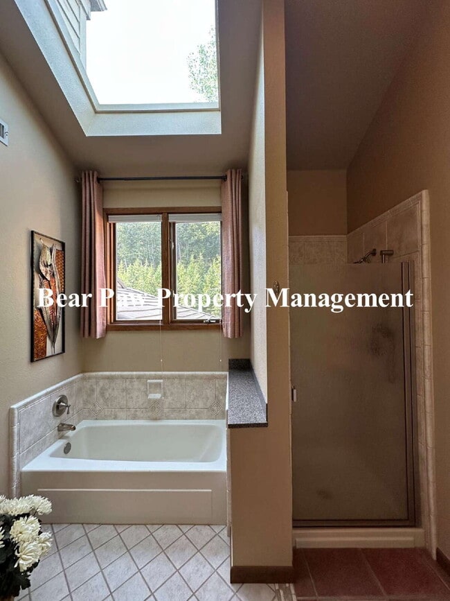 Building Photo - Beautiful Condo in Genesee!!