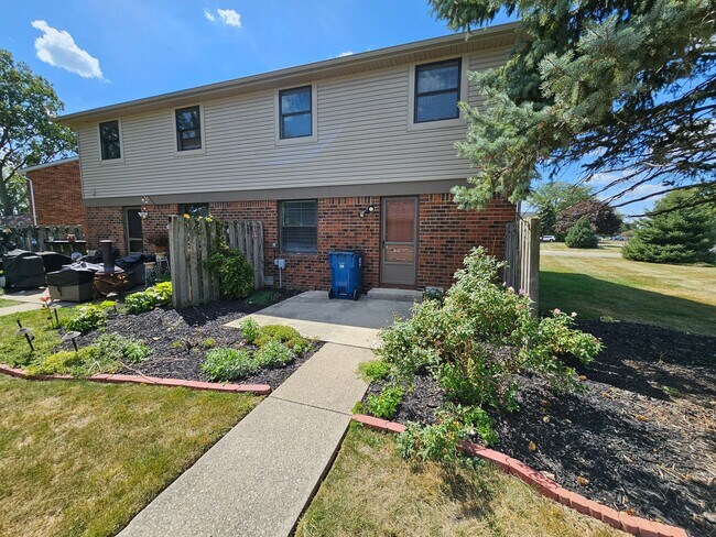 Building Photo - 3BR Townhome – Remodeled Kitchen, Garage, ...