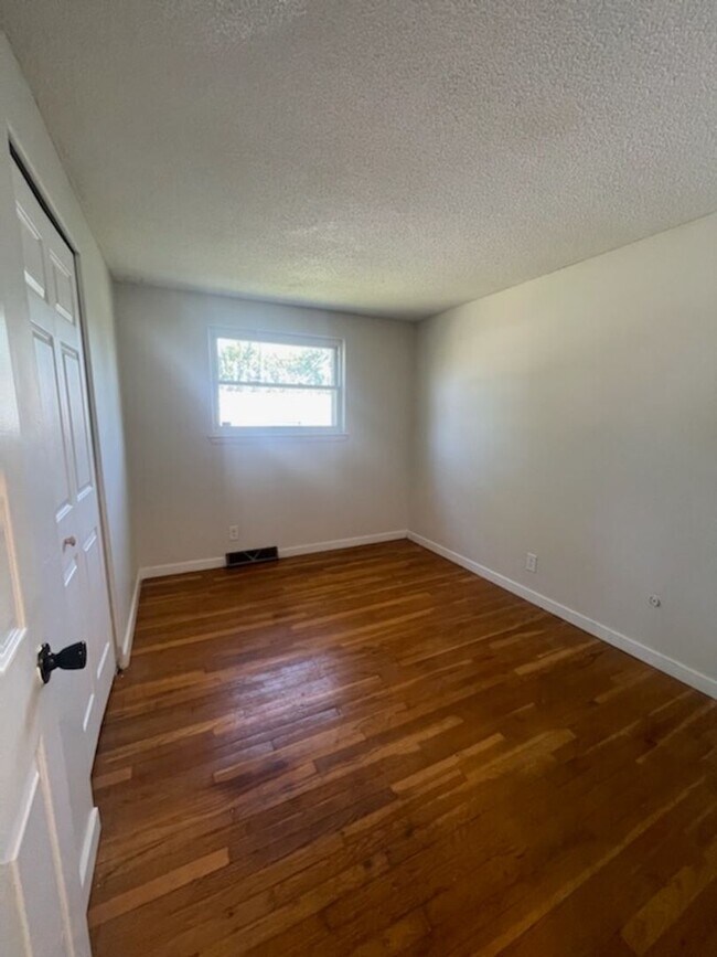 Building Photo - Modern 4-Bedroom Gem in East Columbus with...