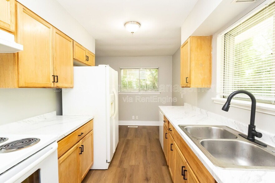 Building Photo - 1127 Clermont Dr