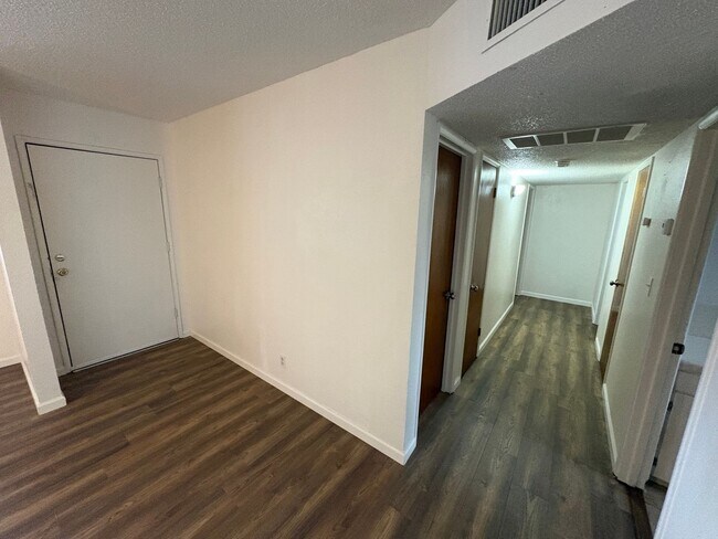 Building Photo - 690 W North Way