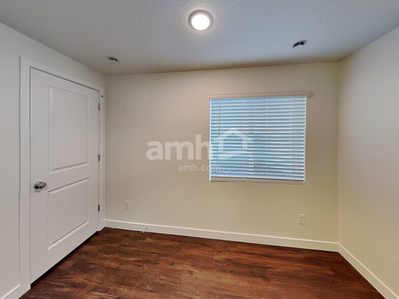 Building Photo - 8977 Royal Ln