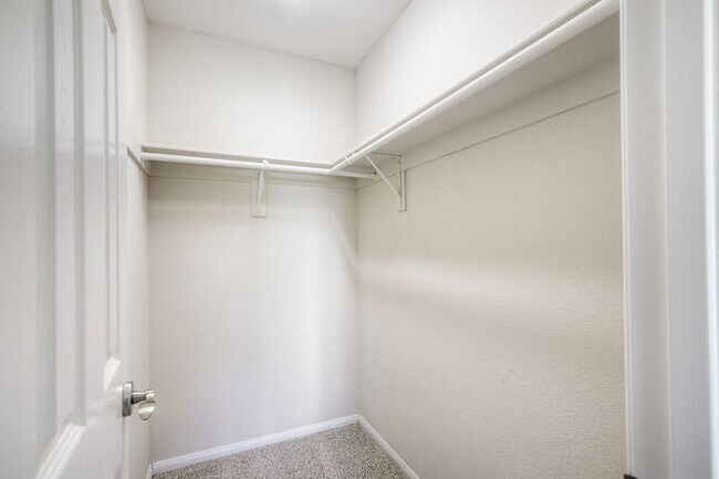 Building Photo - 432 Edgehill Ln