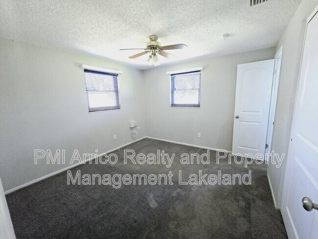 Building Photo - 1402 N Bracewell Dr