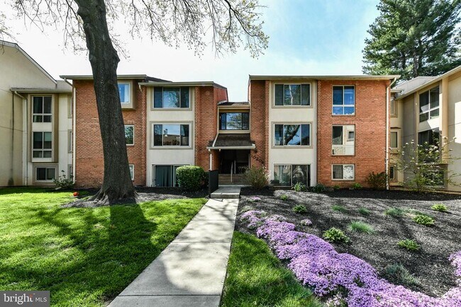 Building Photo - 10204 Bushman Dr